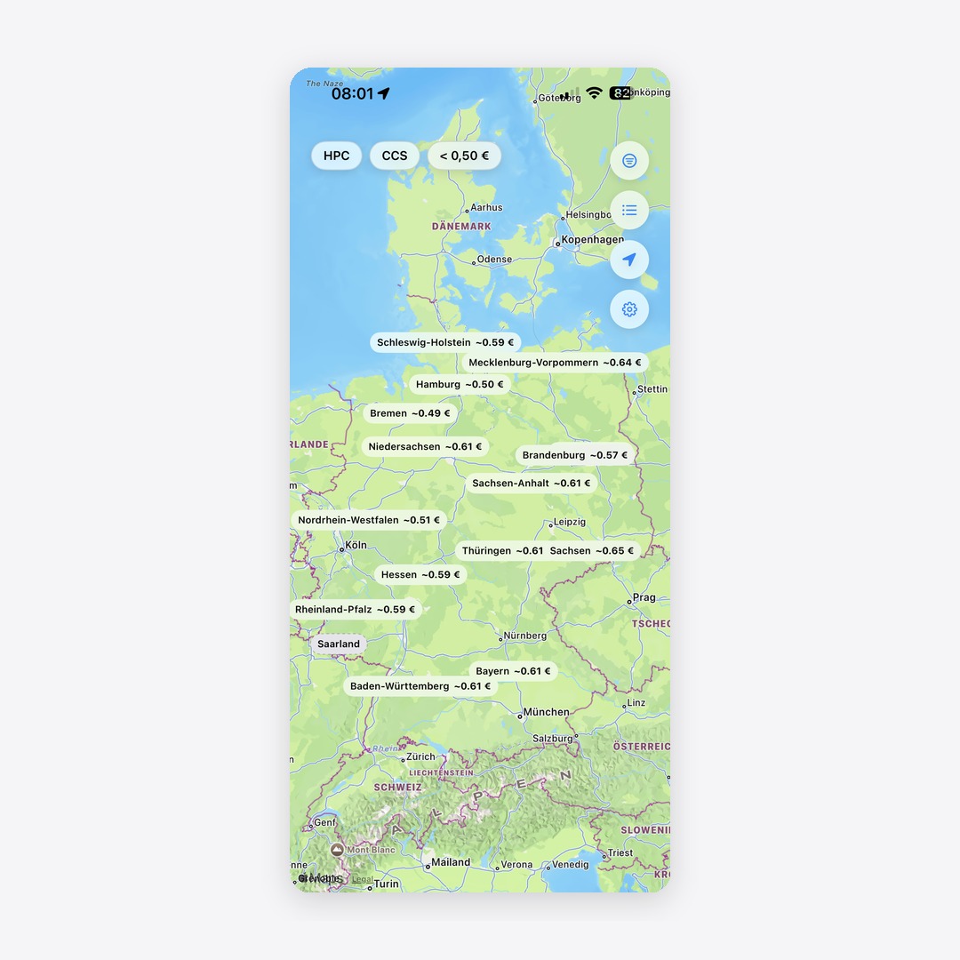 Fernweh Charge zeigt eine Deutschlandkarte, in der jedes Bundesland mit seinem durchschnittlichen Ad-hoc-Ladepreis beschriftet ist — Hamburg ~0,50 €, Bremen ~0,49 €, Niedersachsen ~0,61 €, Bayern ~0,61 €, Sachsen ~0,65 € — mit HPC-, CCS- und „unter 0,50 €"-Filter-Chips am oberen Rand